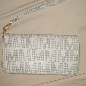 Wristlet clutch
